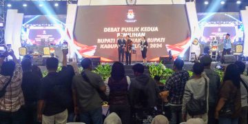 Terlihat podium debat publik kedua Paslon Rijanto-Beky kosong setelah aksi walkout.