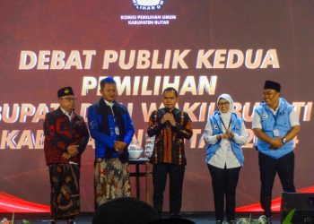 Ketua KPU Kabupaten menghentikan debat publik kedua dengan mempertemukan kedua paslon.