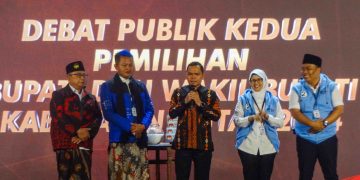 Ketua KPU Kabupaten menghentikan debat publik kedua dengan mempertemukan kedua paslon.