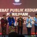 Ketua KPU Kabupaten menghentikan debat publik kedua dengan mempertemukan kedua paslon.