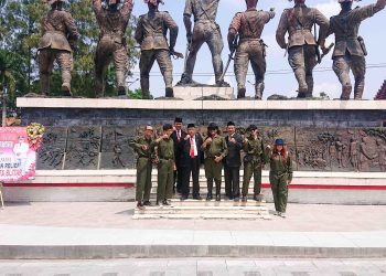 Walikota Blitar Santoso (jas depan kiri) dan Ketua DPRD Kota Blitar dr Syahrul (jas, depan kanan) bersama kru pembuat relief Pahlawan Supriadi di Monumen PETA.