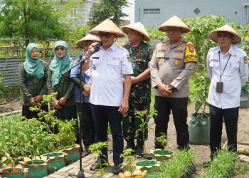 Wawali Blitar Tjutjuk memberikan sambutan tentang dukungan daerah untuk program makan bergizi gratis.