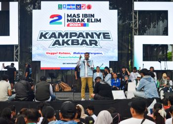 Mas Ibin saat memberikan orasi di Kampanye Akbar,  Lapangan Sananwetan, Kota Blitar, Rabu (20/11/2024).