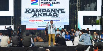 Mas Ibin saat memberikan orasi di Kampanye Akbar,  Lapangan Sananwetan, Kota Blitar, Rabu (20/11/2024).