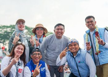 Anggota DPR RI, Anggia Ermarini (berdiri paling kiri), Rizki Sadig (duduk no 2 dari kiri), dan Nurhadi (duduk paling kanan), bersama Paslon SAE menyanyi bersama dengan artis Denny Caknan di Kampanye Akbar SAE, Rabu (20/11/2024).