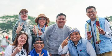 Anggota DPR RI, Anggia Ermarini (berdiri paling kiri), Rizki Sadig (duduk no 2 dari kiri), dan Nurhadi (duduk paling kanan), bersama Paslon SAE menyanyi bersama dengan artis Denny Caknan di Kampanye Akbar SAE, Rabu (20/11/2024).