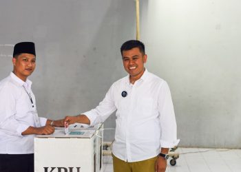 Mas Ibin saat memberikan suaranya di TPS 7 Kepanjenlor Kota Blitar, Rabu (27/11/2024).