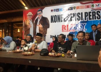 Rijanto memberikan pidato kemenangannya didampingi Tim Pemenangan Rizky, Rabu (27/11/2024).