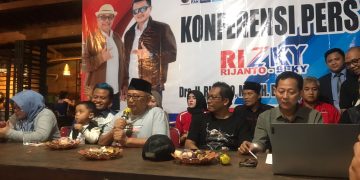 Rijanto memberikan pidato kemenangannya didampingi Tim Pemenangan Rizky, Rabu (27/11/2024).