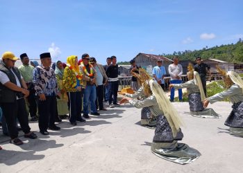 Penyambutan rombongan calon Bupati Natuna, Cen Sui Lan - Jarmin saat tiba di Kecamatan Seluan (foto : ist)