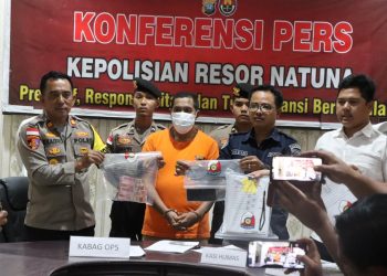 Pelaku beserta barang bukti diamankan Polres Natuna (foto: Humas Polres)