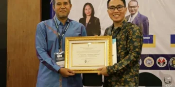 Ahmad Zainudin (kanan), salah seorang Arsiparis Universitas Indonesia (UI), berhasil meraih Juara 3 kategori Arsiparis Berinovasi pada ajang Perkumpulan Arsip Perguruan Tinggi Indonesia. ANTARA/HO-Humas UI/aa.