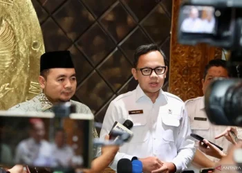 Ketua KPU RI Mochammad Afifuddin (kiri) bersama Wakil Menteri Dalam Negeri Bima Arya Sugiarto (kanan) saat memberikan keterangan kepada awak media di Kantor KPU RI, Jakarta, Rabu (13/11/2024). ANTARA/HO-Puspen Kementerian Dalam Negeri.