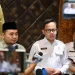 Ketua KPU RI Mochammad Afifuddin (kiri) bersama Wakil Menteri Dalam Negeri Bima Arya Sugiarto (kanan) saat memberikan keterangan kepada awak media di Kantor KPU RI, Jakarta, Rabu (13/11/2024). ANTARA/HO-Puspen Kementerian Dalam Negeri.