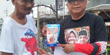 Anggota Fraksi PDI Perjuangan Kota Blitar, Yudi Meira saat memberikan sabun cuci sambil mengenalkan Cagub Jatim Risma-Gus Hans ke pengunjung wisata Makam Bung Karno.