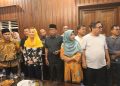 Pasangan Calon Bupati Natuna terpilih, Cen Sui Lan (kerudung kuning) beserta wakilnya, Jarmin Sidik (kanan), saat menggelar konferensi pers, seusai penghitungan cepat hasil pemilukada pemilihan Bupati dan Wakil Bupati Natuna periode 2024-2029 (foto : ist)