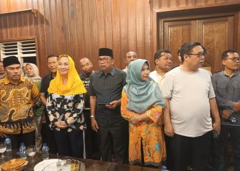 Pasangan Calon Bupati Natuna terpilih, Cen Sui Lan (kerudung kuning) beserta wakilnya, Jarmin Sidik (kanan), saat menggelar konferensi pers, seusai penghitungan cepat hasil pemilukada pemilihan Bupati dan Wakil Bupati Natuna periode 2024-2029 (foto : ist)