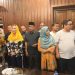 Pasangan Calon Bupati Natuna terpilih, Cen Sui Lan (kerudung kuning) beserta wakilnya, Jarmin Sidik (kanan), saat menggelar konferensi pers, seusai penghitungan cepat hasil pemilukada pemilihan Bupati dan Wakil Bupati Natuna periode 2024-2029 (foto : ist)