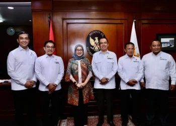 Menteri Pendayagunaan Aparatur Negara dan Reformasi Birokrasi (KemenPANRB) Rini Widyantini (ketiga kiri) bersama pejabat Komisi Pengawas Persaingana Usaha (KPPU) usai pertemuan di Jakarta, Rabu (13/11/2024). (ANTARA)