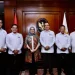 Menteri Pendayagunaan Aparatur Negara dan Reformasi Birokrasi (KemenPANRB) Rini Widyantini (ketiga kiri) bersama pejabat Komisi Pengawas Persaingana Usaha (KPPU) usai pertemuan di Jakarta, Rabu (13/11/2024). (ANTARA)