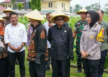 Ketua DPRD Kabupaten Blitar, Supriadi (baju hijam) saat melihat panen bersama jajaran pejabat Polres Blitar.