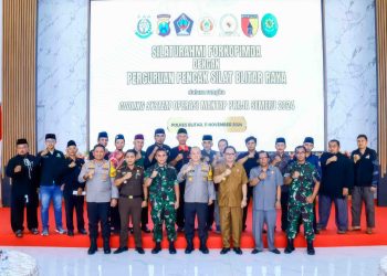 Ketua DPRD Kabupaten Blitar, Supriadi (baris depan no 2 dari kanan) hadir di pertemuan Forkopimda dengan perguruan silat Blitar Raya.