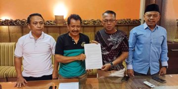 Ketua Tim Pemenangan Paslon SAE, Zainul Ikhwan (paling kanan) bersama kuasa hukum Paslon SAE memberikan pandangannya tentang munculnya rekomendasi PSU di sejumlah TPS di Kota Blitar, Minggu (1/12/2024).