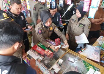 Satpol PP Kota Blitar dan Bea Cukai menemukan rokok ilegal dijual salah satu toko di Kota Blitar saat operasi Selasa (3/12/2024).