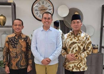 Mas Ibin (tengah) bersama Menteri ESDM Bahlil Lahadalia (kiri) dan Menteri BKKBN, Wihaji (kanan).