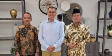 Mas Ibin (tengah) bersama Menteri ESDM Bahlil Lahadalia (kiri) dan Menteri BKKBN, Wihaji (kanan).