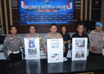 Kapolres Blitar Kota, AKBP Danang (tengah) bersama jajaran menunjukkan bukti penangkapan pelaku tabrak lari di Jalan Kenari, Kota Blitar.