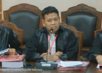 Cuplikan layar sidang MK di YouTube, dengan kuasa hukum Bambang-Bayu, Hendi Priyono saat menyampaikan permohonan gugatan.