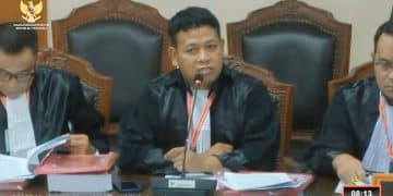 Cuplikan layar sidang MK di YouTube, dengan kuasa hukum Bambang-Bayu, Hendi Priyono saat menyampaikan permohonan gugatan.