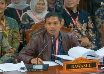 Ketua Bawaslu Kota Blitar, Roma Hudi Fitrianto usai dibentak Hakim Konstitusi, Saldi Isra, untuk menjelaskan alasan PSU setelah sebelumnya dirinya mengarang sendiri tidak sesuai bukti yang dikumpulkan.