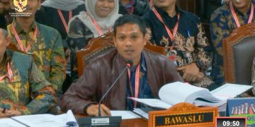 Ketua Bawaslu Kota Blitar, Roma Hudi Fitrianto usai dibentak Hakim Konstitusi, Saldi Isra, untuk menjelaskan alasan PSU setelah sebelumnya dirinya mengarang sendiri tidak sesuai bukti yang dikumpulkan.