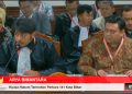 Kuasa hukum KPU Kota Blitar di sidang MK Pilkada 2024, Arya Bimantara saat berbicara dan Komisioner Bidang Hukum dan Pengawasan KPU Kota Blitar, Abdul Aziz Al Kaharudin.