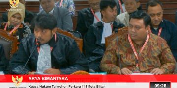 Kuasa hukum KPU Kota Blitar di sidang MK Pilkada 2024, Arya Bimantara saat berbicara dan Komisioner Bidang Hukum dan Pengawasan KPU Kota Blitar, Abdul Aziz Al Kaharudin.