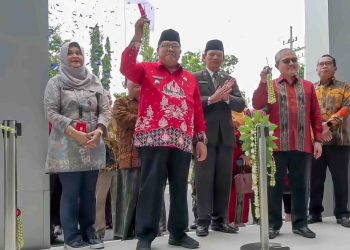 Walikota Blitar Santoso saat memotong pita meresmikan Perpusda di Jalan Sumatera Kota Blitar, Kamis (30/1/2025).