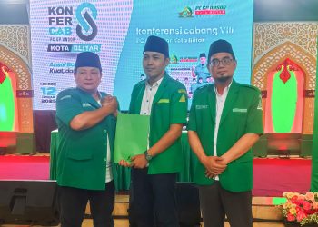 Mohamad Romdhoni menerima SK Hasil Konfercab GP Ansor Kota Blitar, Minggu (12/1/2024).