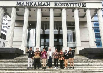 Komisioner dan Sekretariat KPU Kota Blitar dan Pejabat Pemkot Blitar berada di depan Kantor MK, Selasa (14/1/2025).