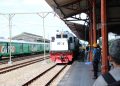 Petugas KAI saat melakukan service di Peron Stasiun Kota Blitar.