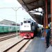 Petugas KAI saat melakukan service di Peron Stasiun Kota Blitar.