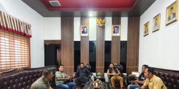 Ketua DPRD Natuna, Rusdi (baju hitam), saat dijumpai di ruang kerjanya, Selasa 14 Januari 2025 (foto : DM)