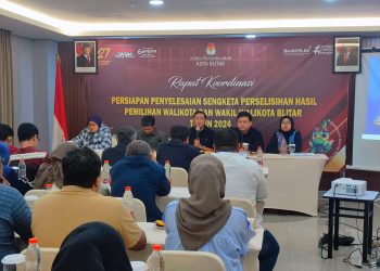 Komisioner lengkap KPU Kota Blitar konsolidasi bersama 45 KPPS menyiapkan data untuk sidang di MK.