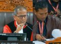 Colase sidang MK Panel 2, Jumat 17 Januari 2024, (kiri) Hakim Konstitusi, Saldi Isra, saat menegur ketua Bawaslu, (kanan) Ketua Bawaslu Kota Blitar, Roma Hudi Fitianto, gelagapan mencari bukti yang diminta Hakim Saldi Isra.