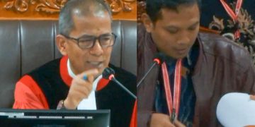 Colase sidang MK Panel 2, Jumat 17 Januari 2024, (kiri) Hakim Konstitusi, Saldi Isra, saat menegur ketua Bawaslu, (kanan) Ketua Bawaslu Kota Blitar, Roma Hudi Fitianto, gelagapan mencari bukti yang diminta Hakim Saldi Isra.