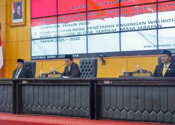 Rapat Paripurna DPRD Kota Blitar Senin (2/10/2025), tentang pengumuman pergantian Wali Kota di 2025.