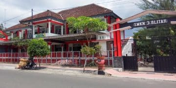 Potret depan sekolah SMKN 3 Kota Blitar.