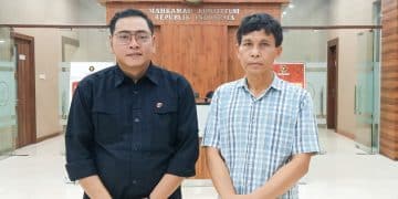 Ketua KPU Kota Blitar, Rangga Bisma Aditya (kiri) dan Kepala Bakesbangpol Kota Blitar, Toto Robandiyo saat memantau langsung sidang putusan sela MK Pilkada 2024 di Gedung MK, Rabu (5/2/2025).