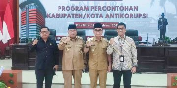 Walikota Blitar Santoso dan Wakil Walikota Tjujuk Sunario bersama anggota DPRD Kota Blitar Yudi Meira (paling kiri) dan Narasumber dari KPK Ariz Dedy Arham (paling kanan) di Bimtek Program Percontohan Kota Anti Korupsi, Selasa (11/2/2025).